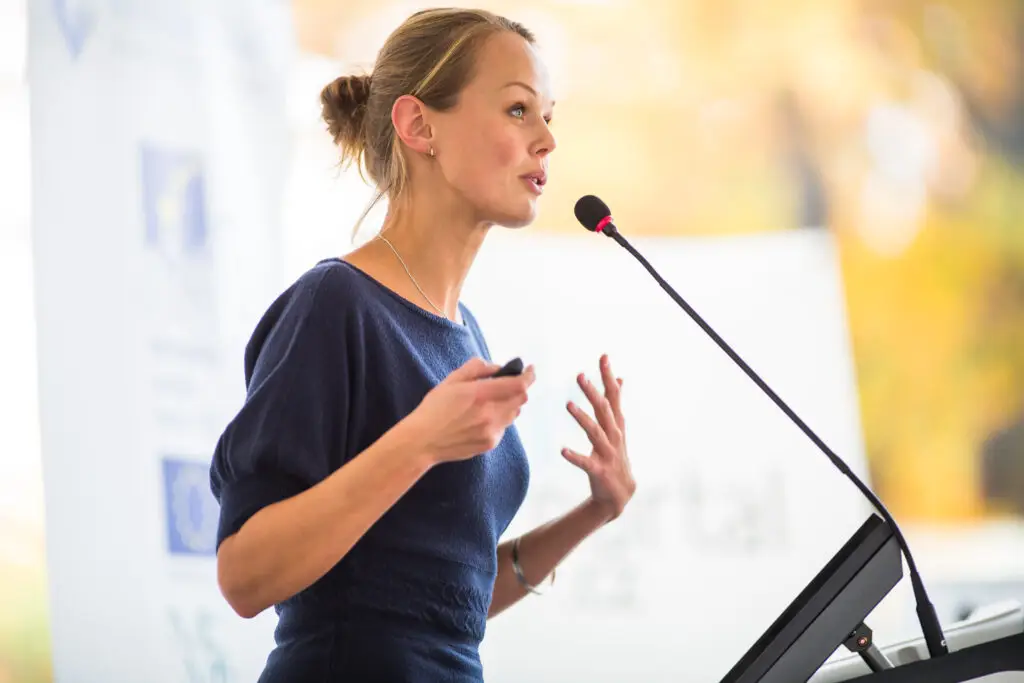 Comédienne introvertie s'exprimant avec confiance lors d'une formation en communication.