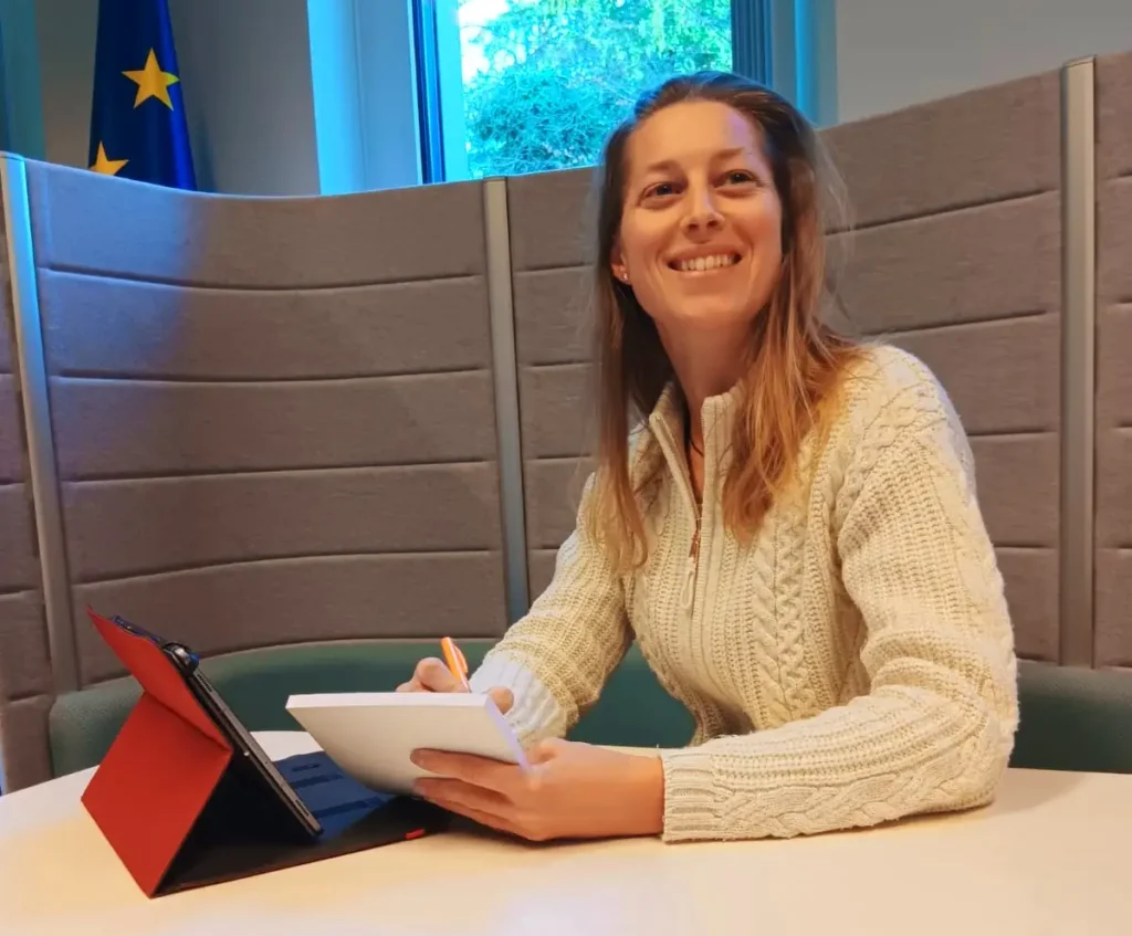 Amélie, formatrice, coach et mentor d'Un Autre Soi confiante, souriante et bienveillante