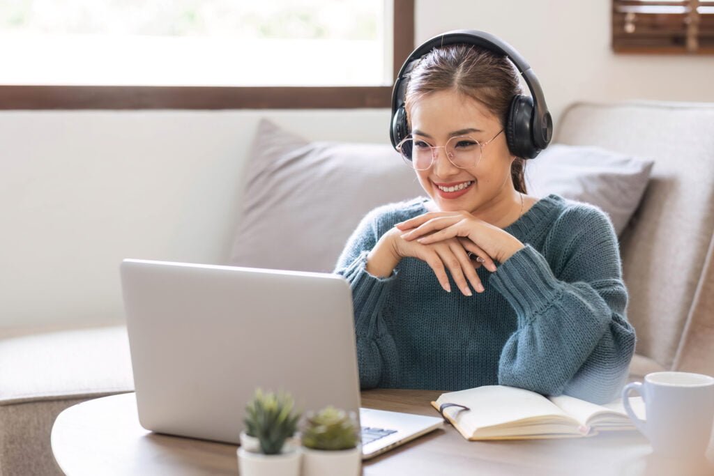 Une participante enthousiaste et introvertie lors d'une formation en ligne.